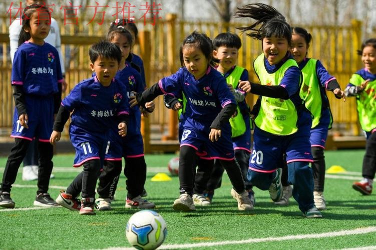 “足球爷爷”走进幼儿园 义务教娃娃们踢足球 “足球爷爷”走进幼儿园 义务教娃娃们踢足球