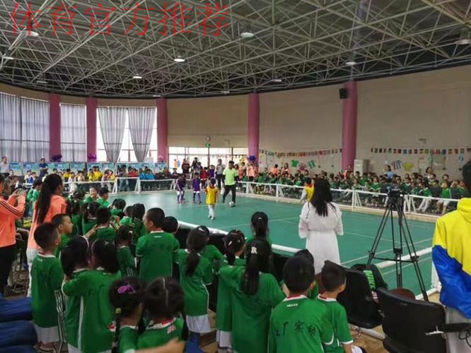 足球名宿走进江苏 助力未来之星成长 足球名宿走进江苏 助力未来之星成长